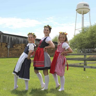 Maifest girls in Amana